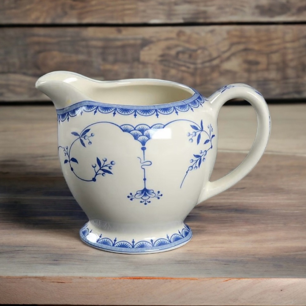 Creamer Ingrid by Queen’s in very good condition to minimal use to no use.